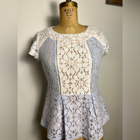 Nanette Lepore lace peplum blouse with nude lining size XS - Picture 2 of 8